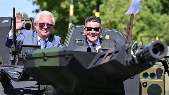 Ausfahrt im Transportpanzer: Boris Rhein besucht Rheinmetall