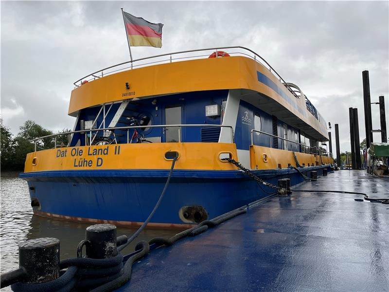 Lühe-Schulau-Fähre nach Maschinenschaden repariert Ausfall der Bordelektronik: Die Lühe-Schulau-Fähre liegt am Anleger am Pionierübungsplatz in Grünendeich. Foto: Vasel