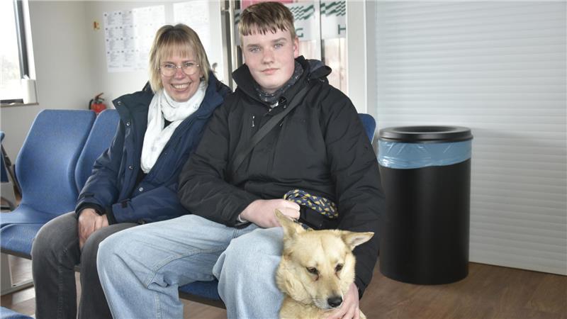Neue Hadag-Linie: So lief die Jungfernfahrt nach Blankenese Ausflug mit Hund: Sabine und Jan Tepper aus Finkenwerder.
