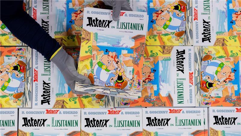 Ausgaben des neuen Asterix-Band Nummer 41 mit dem Titel „Lusitanien“ werden in einer Logistikhalle in Köln konfektioniert und in Displays für den Einzelhandel verpackt.