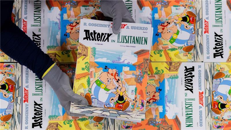 So hat man Obelix noch nie gesehen: „Asterix in Lusitanien“ Ausgaben des neuen Asterix-Bandes Nummer 41.