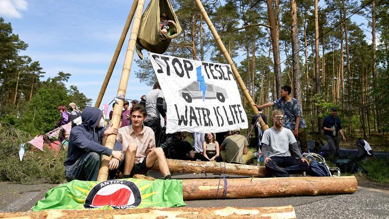 Protesttage gegen Tesla – Aktionen am Wochenende geplant Ausgangspunkt der Proteste war das in der Nähe des Autowerks in Grünheide errichtete Protestcamp.