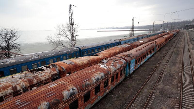 Ausgebrannte Waggons am Bahnhof in Mariupol. Russland soll an einer neuen Bahnstrecke in die Küstenstadt arbeiten. (Archivbild)