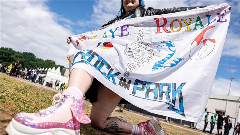 Ausgefallene Hüte und Outfits sind für viele Musikfans ein Muss. 