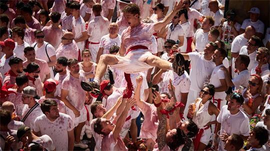 Ausgelassen feiern die Menschen  kurz vor dem Chupinazo beim San-Fermín-Fest 2026 auf der Plaza del Ayuntamiento. Der Chupinazo  ist der offizielle Beginn der San-Fermín-Feierlichkeiten, 