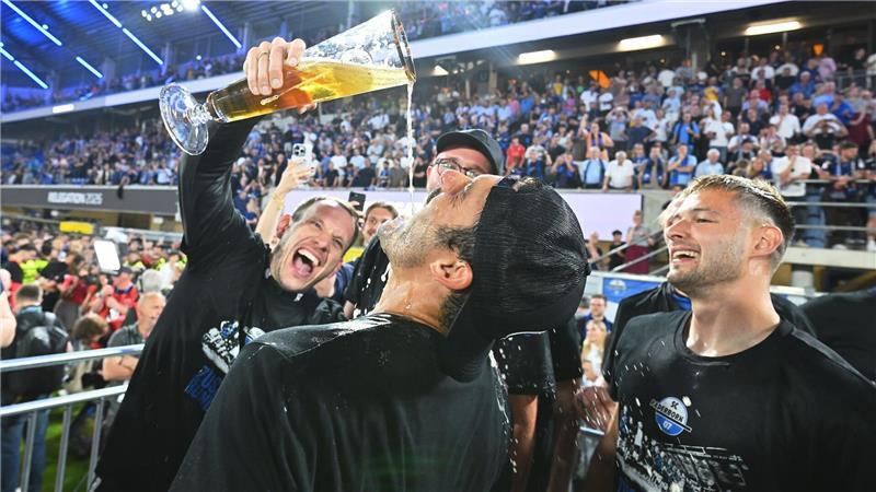 Ausgelassen feierten die Paderborner mit ihren Fans.