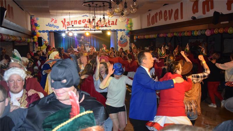 75 Jahre Karneval am Auetal: Das sind die tollsten Kostüme Ausgelassen tanzen die Narren bis 3.30 Uhr im Schützenhof Ahlerstedt.