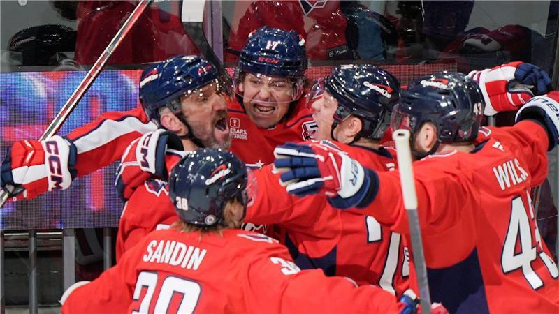 Ausgelassene Freude: Alexander Owetschkin (l) trifft zum Torrekord in der NHL.