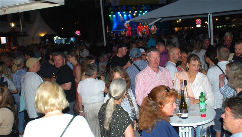 Ausgelassene Geselligkeit bei Party-Hits auf dem Petri-Platz.
