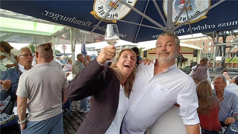 Wie war es in Stade? Die Lange Nacht im großen TAGEBLATT-Check Ausgelassene Stimmung am Hafen: Bea Meyer und der Holländer Martin Leemans, beide aus Stade.