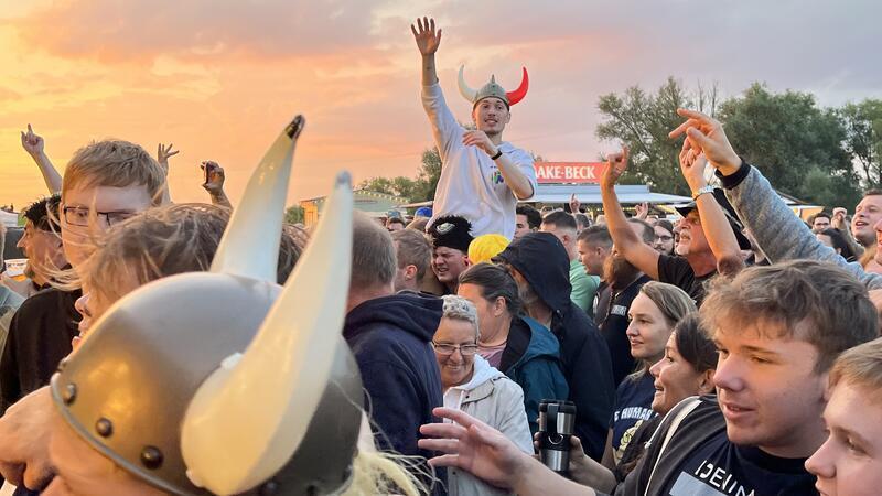 Torfrock und Strandfete: Twielenfleth wird zur Partyhochburg Ausgelassene Stimmung auf dem Open-Air-Gelände an der Elbe.