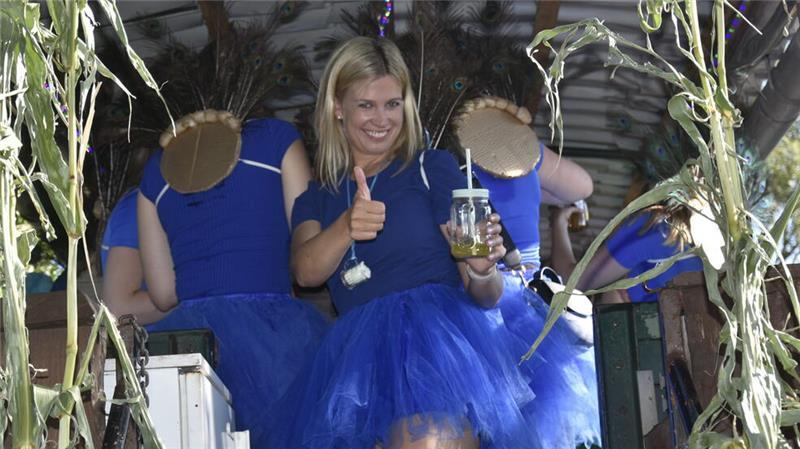 Ausgelassene Stimmung auf den Wagen.