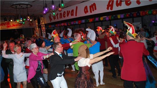 Ausgelassene Stimmung bei der Polonaise durch den Saal.