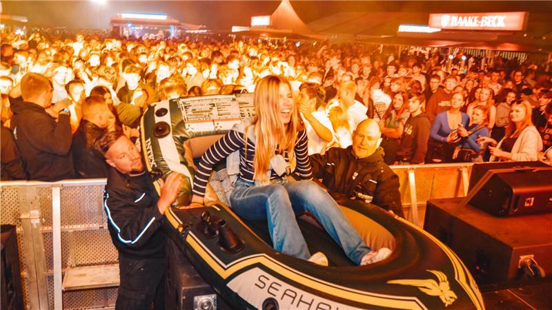 Torfrock und Strandfete: Twielenfleth wird zur Partyhochburg Ausgelassene Stimmung bei der Strandfete.