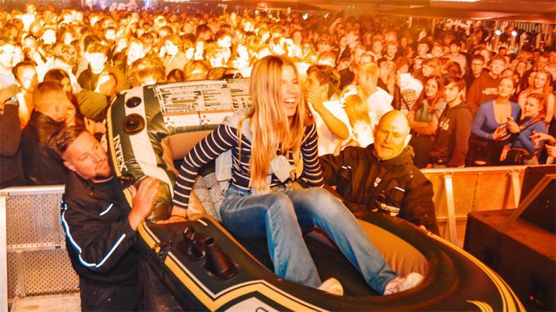 Ausgelassene Stimmung bei der Strandfete 2025 mit dem Musikladen-Heinbockel-Team im Alten Land. (Archivfoto)
