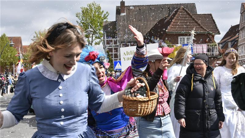 Ausgelassene Stimmung beim Blütenkorso.