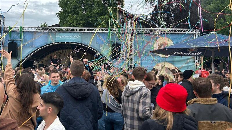 Tausende feiern in Steinau und Lüdingworth: So liefen die Frühtänze ab Ausgelassene Stimmung und viel Konfetti gab es auch in Steinau, nachdem sich der Regen verzogen hatte. Foto: Stürtz