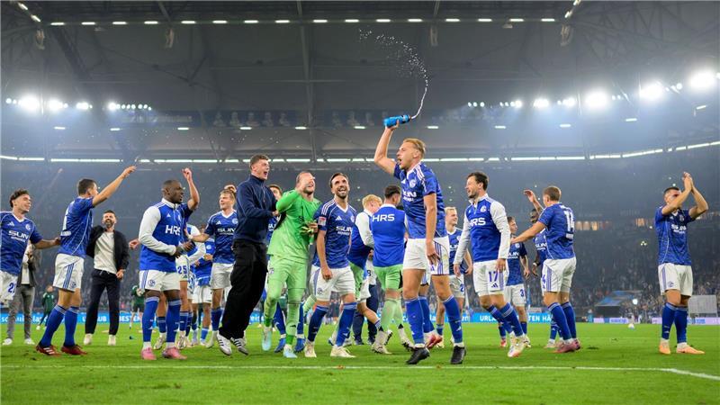 Schalke 04 feiert nächsten Heimsieg und träumt von mehr Ausgelassener Jubel der Schalker Profis nach dem Erfolg gegen Bochum.