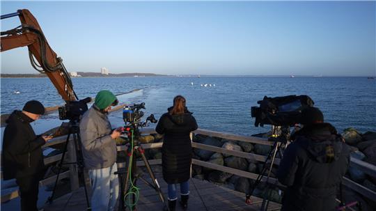 Ausgelegte Bojen zeigen die ausgebaggerte Rinne für den gestrandeten Buckelwal in der Ostsee. Der in der Ostsee vor Niendorf gestrandete Wahl hat sich offenbar befreit. Das Tier war am frühen Morgen nicht mehr zu sehen. 