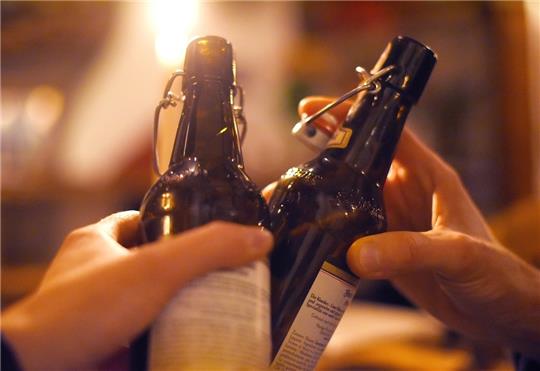 Ausgerechnet in diesem Sommer droht beim kühlen Biergenuss ein Engpass. Foto: dpa-Bildfunk