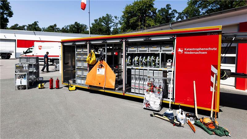 Jugendfeuerwehren wachsen – Warnruf aus der Fläche Ausgerüstet für den Ernstfall: Der Abrollbehälter hilft bei der Vegetationsbrandbekämpfung.