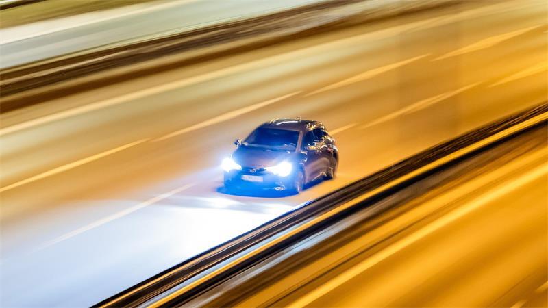 Ausgeruht durch die Nacht: Um Konzentrationsfehler zu vermeiden, sollten vor Reisestart einige Stunden Schlaf am Abend oder Nachmittag eingelegt werden.