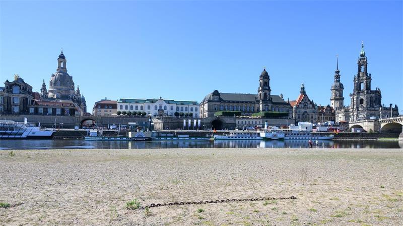 Sommer 2026: „Historische Hitze, verbreitete Trockenheit“ Ausgetrocknetes Ufer - auch in Dresden. (Archivbild)