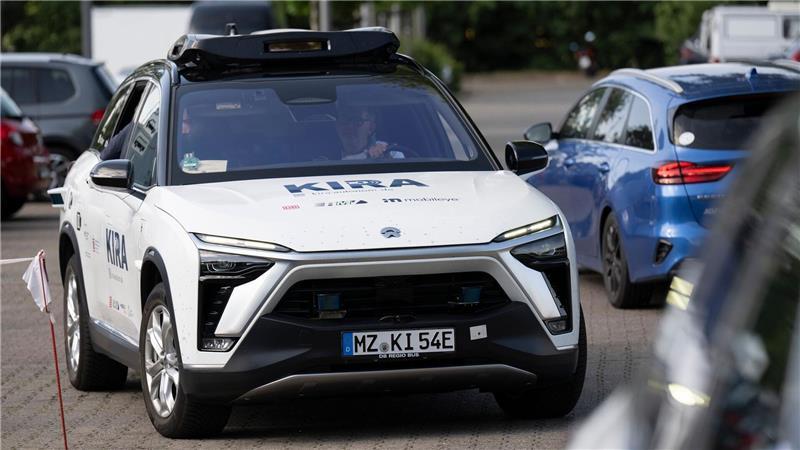 Selbstfahrende Autos transportieren erste Fahrgäste Ausgewählte Fahrgäste des öffentlichen Nahverkehrs können ab dieser Woche ein Angebot in Langen und Egelsbach im Landkreis Offenbach testen, bei dem autonom fahrende Autos eingesetzt werden.