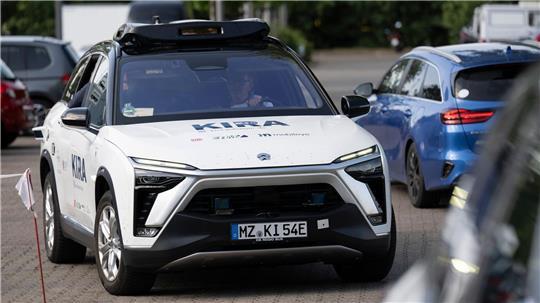 Ausgewählte Fahrgäste des öffentlichen Nahverkehrs können ab dieser Woche ein Angebot in Langen und Egelsbach im Landkreis Offenbach testen, bei dem autonom fahrende Autos eingesetzt werden. 
