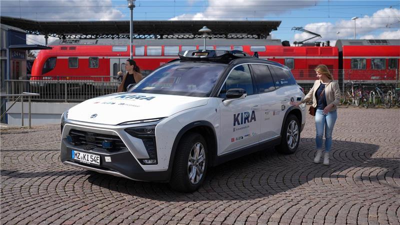 Selbstfahrende Autos transportieren erste Fahrgäste Ausgewählte Fahrgäste des öffentlichen Nahverkehrs können ab dieser Woche ein Angebot in Langen und Egelsbach im Landkreis Offenbach testen, bei dem autonom fahrende Autos eingesetzt werden.