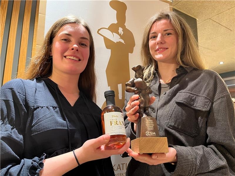 Schnaps statt Lebensmittelverschwendung: „Bäcker-Oscar“ geht an Brotbrand Ausgezeichnet: Destillateurin Lea Weßel und Konditorin Annelen Dietz halten den Bäcker-Oscar „Zacharias“ und den Franzbrötchenlikör in den Händen (von links). Die Jury würdigte das Brotbrand-Konzept. Foto: Vasel