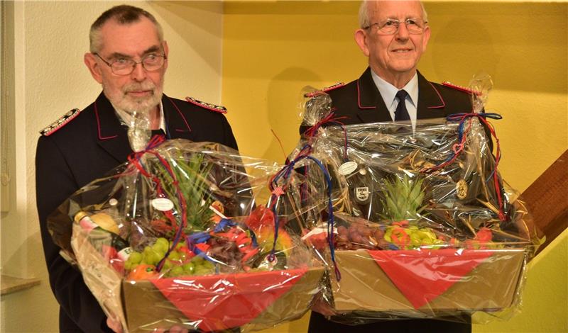 Ausgezeichnet für 60-jährige Mitgliedschaft: Erwin Dammann und Ernst August Hentschel. Foto Beneke
