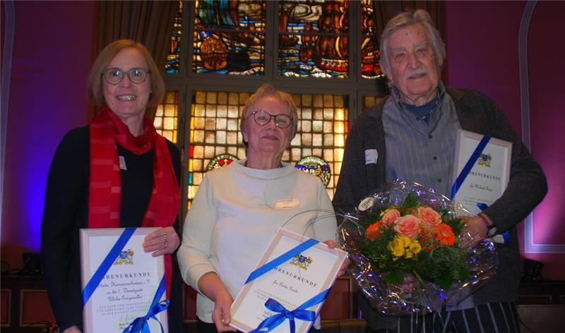 Ausgezeichnet für ihr Engagement: Ulrike Ganzemüller (links), Gerda Grade und Michael Bayer
