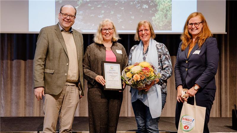 Ausgezeichnet mit dem Niedersächsischen Umweltpreis der Bingo-Stiftung (von links): Umweltminister Christian Meyer (Grüne), Heike Hellwege und Christa Helmke vom Projekt „LebensRaum Friedhof“ und Sonja Papenfuß aus dem Umweltministerium.