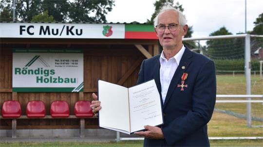 Ausgezeichnet vom Bundespräsidenten: der fußballbegeisterte Heino Dieckmann vom TSV Mulsum. Die Fußballer des TSV laufen für den FC Mulsum/Kutenholz (FC Mu/Ku) auf.