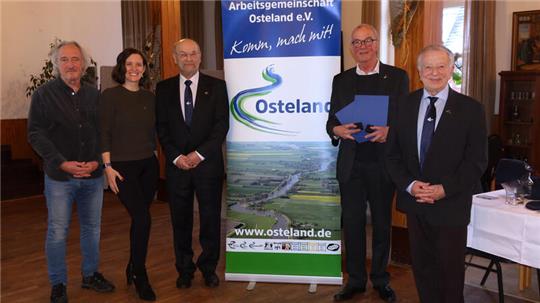 Ausgezeichnet (von links): Joachim Tonn, Tanja Buck, Walter Rademacher und Günter Köttgen bekamen den Goldenen Fährmann von Claus List überreicht.