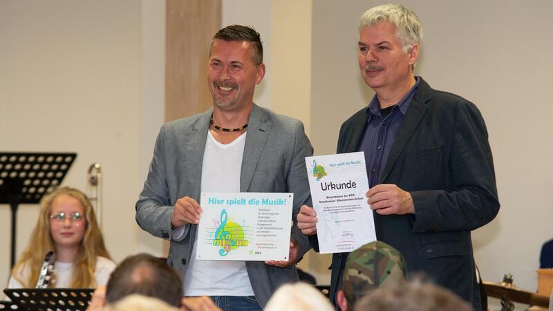 Ausgezeichnete Orchester-Arbeit: Landesmusikdirektor Floris Freudenthal (links) überreicht die Nimbus-Plakette an Orchesterleiter Ulrich Fragel.