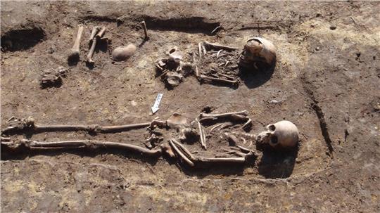 Ausgrabung auf dem Oldendorfer Kirchhof. Die Skelette wurden untersucht. Die Ergebnisse bescheinigen katastrophale Lebensumstände.