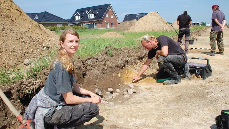 Ärger bei Ausgrabungen in Beckdorf: Archäologische Fundstellen in Neubaugebiet zerstört Ausgrabungsleiterin Kathrin Spallek und Alexander Benn vom Archäologen-Team auf Spurensuche im Beckdorfer Baugebiet.