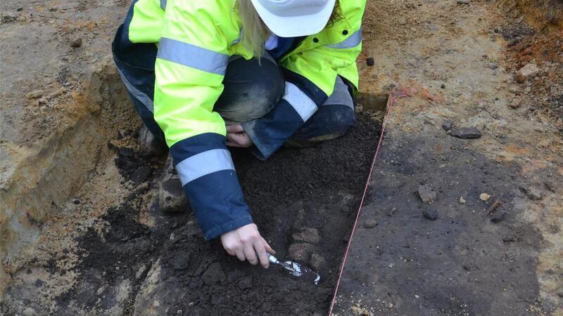 Archäologen: Spannende Funde entlang der Suedlink-Trasse Ausgräberin Sarah Roß stößt beim Freilegen der Feuerstelle im Kabelgraben südlich von Wense auf drei Tonscherben.