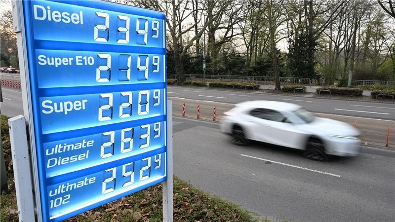 Auslöser für den Protest-Autokonvoi sind die gestiegenen Spritpreise. (Archivbild)