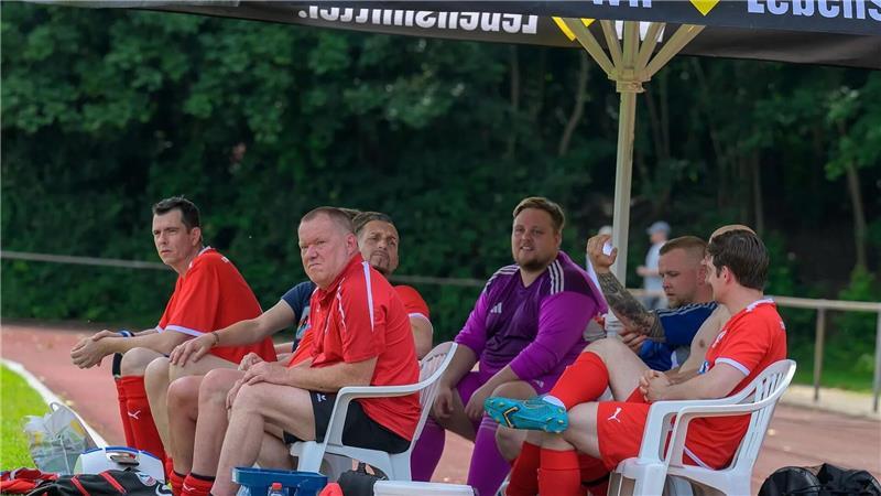 Hitzeschlachten beim Kreispokal - Spannung und Drama in den Finals Ausrichter FC Oste/Oldendorf hatte an alles gedacht: Die Mannschaften wurden von großen Schirmen vor der Sonne geschützt.