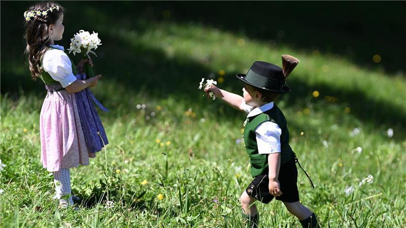 Ausseerland-Salzkammergut: Franziska und Martin als Narzissenkinder – Blumenkinder werben fürs Narzissenfest