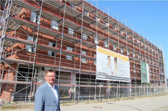 Außen noch eingerüstet, läuft im Gebäude jetzt der Innenausbau; HBI-Vertriebsleiter Mike Wettering sucht noch Mediziner fürs Ärztehaus.