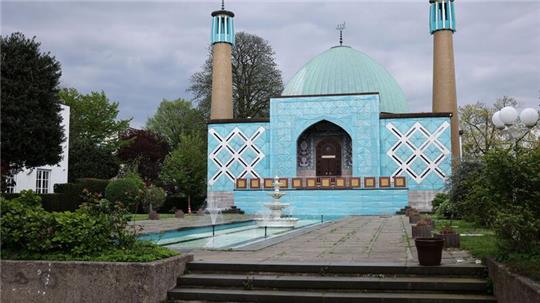 Außenansicht der Imam Ali Moschee (Blaue Moschee) mit dem Islamischen Zentrum Hamburg (IZH) an der Außenalster.