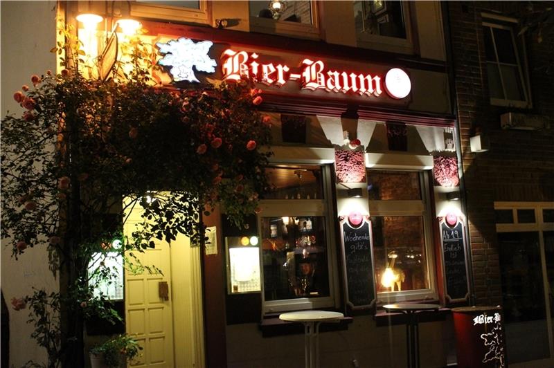 Außenansicht der Kneipe „ Bier-Baum “ bei Nacht.