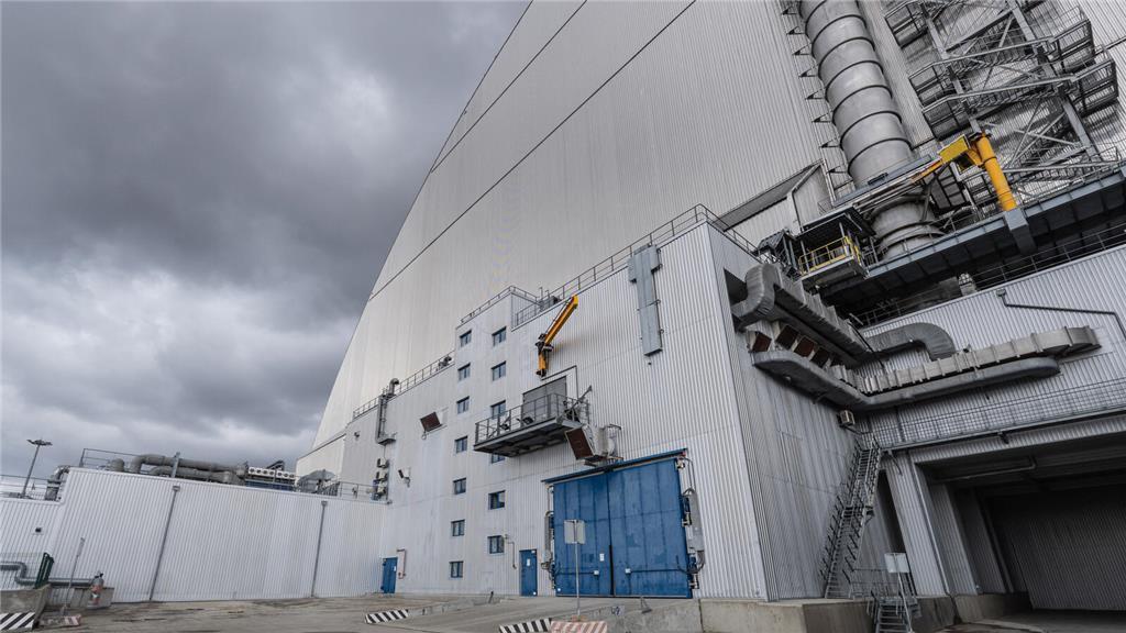 Außenansicht der Schutzhülle, das "New Safe Confinement" des Kernkraftwerks Tsch...