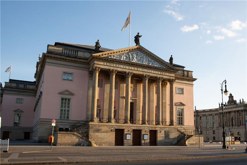 „Schande Netrebko”: Opernstar spaltet mit Auftritt in Berlin Außenansicht der Staatsoper Unter den Linden im Sonnenuntergang.