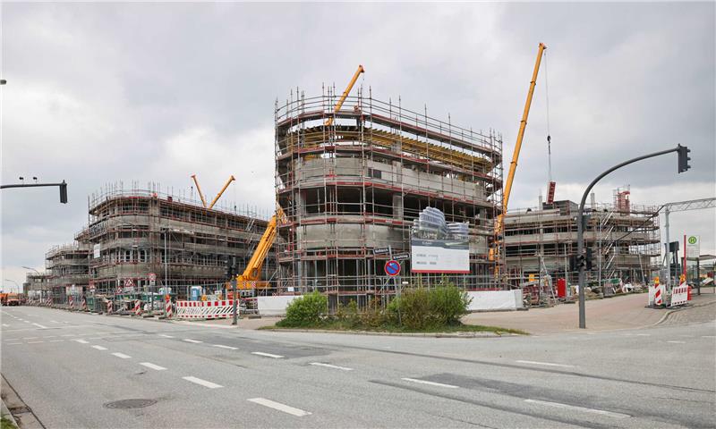 So weit ist der Airbus-Prachtbau mit Hotel und Supermarkt Außenansicht des Rohbaus beim Richtfest des neuen Dienstleistungszentrums „ElbAir“ beim Airbus-Werk in Finkenwerder. Foto: Christian Charisius/dpa