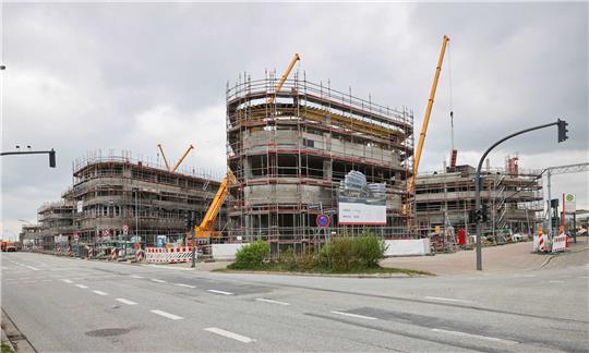 Außenansicht des Rohbaus beim Richtfest des neuen Dienstleistungszentrums „ElbAir“ beim Airbus-Werk in Finkenwerder. Foto: Christian Charisius/dpa